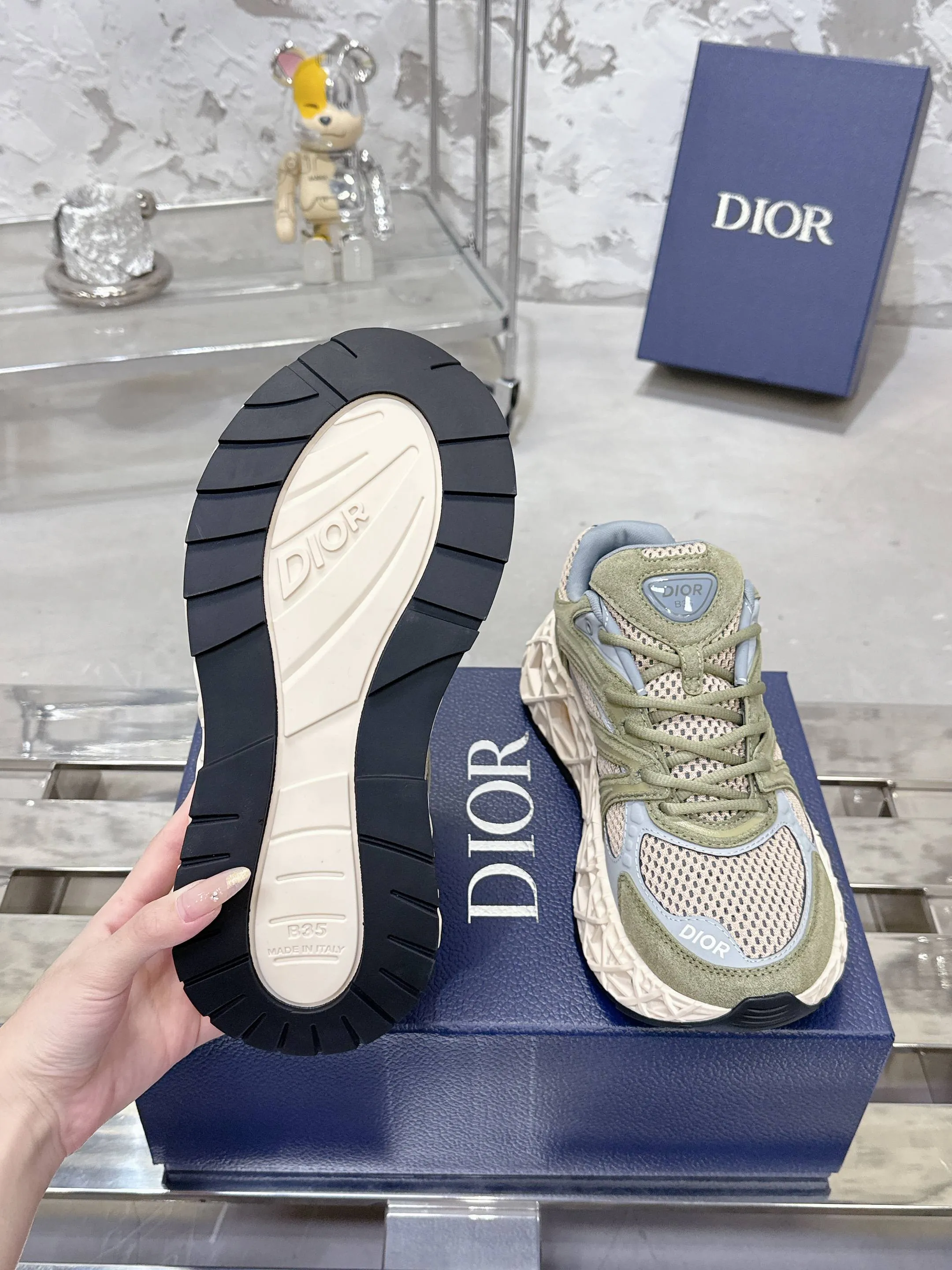 Factory price 780💰 Top version! ! ! Dior (B35) DIOR spring and summer men's wear show, the show was held at the Valle de Grasse School in Paris. Kim Jones drew inspiration from the works of South African artist Hylton Nel. The details of the shoes, clog soles and tribal elements, cleverly blended luxury craftsmanship and practicality, with fresh childishness and bright temperament, creating a new season hot spot. Dior KAWA Dior co-branded casual sports shoes reinterpret running shoes with Dior's high-end style. B35 is made of fine-textured leather and mesh fabric materials. It can be worn in all seasons, is comfortable and breathable, and has multiple lines on the shoe body to outline details. It has a full retro three-dimensional feel and can create a casual look all year round! Fabric: Cowhide/customized cloth material Lining: Imported breathable mesh Outsole: Original molded outsole Size: 39-46 (customized at 45.46)
